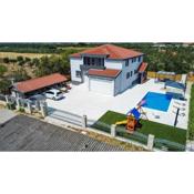 Villa Heaven, private heated pool, pet friendly, children's playground