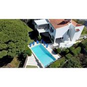 Villa Hibiscus, great location in Vilamoura, lush green lawns and garden