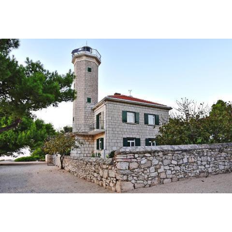 Villa Lighthouse, Vir