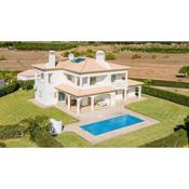 Villa Mina - Large house sleeps 9, walk to beach, golf and shops