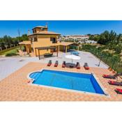 Villa Nincha - Heated Pool - Free wi-fi - Air Con