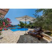 Villa Paladin - Spacious Villa with Pool near Garden Resort - 7 Min walk