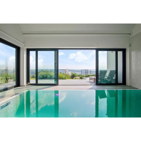 villa relax with swimming pool and mountain view