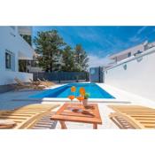 Villa Star 1 a centrally located ap. with a pool