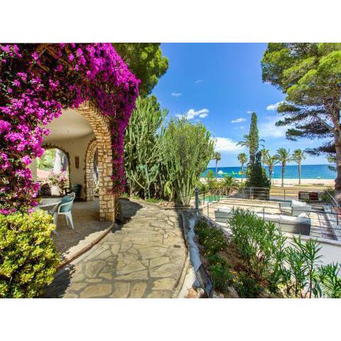 Villa with botanic garden in front of the beach