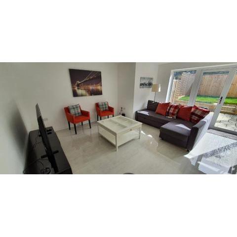 Walnut Lodge (3 Bed Flat with Garden & Patio)