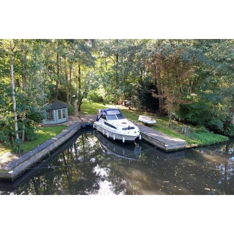 Waterside Cottage - Hot Tub, Mooring, Arcade, Bar