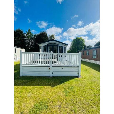 Wentbridge Lodge with Hot Tub