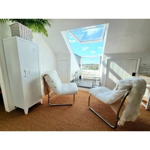 West Hill Villa Retreat - Seaview Balcony Loft Apartment with Free Parking