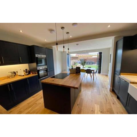 WESTREACH Filey - a 4 Bedroom, all en-suite sleep 8 Townhouse